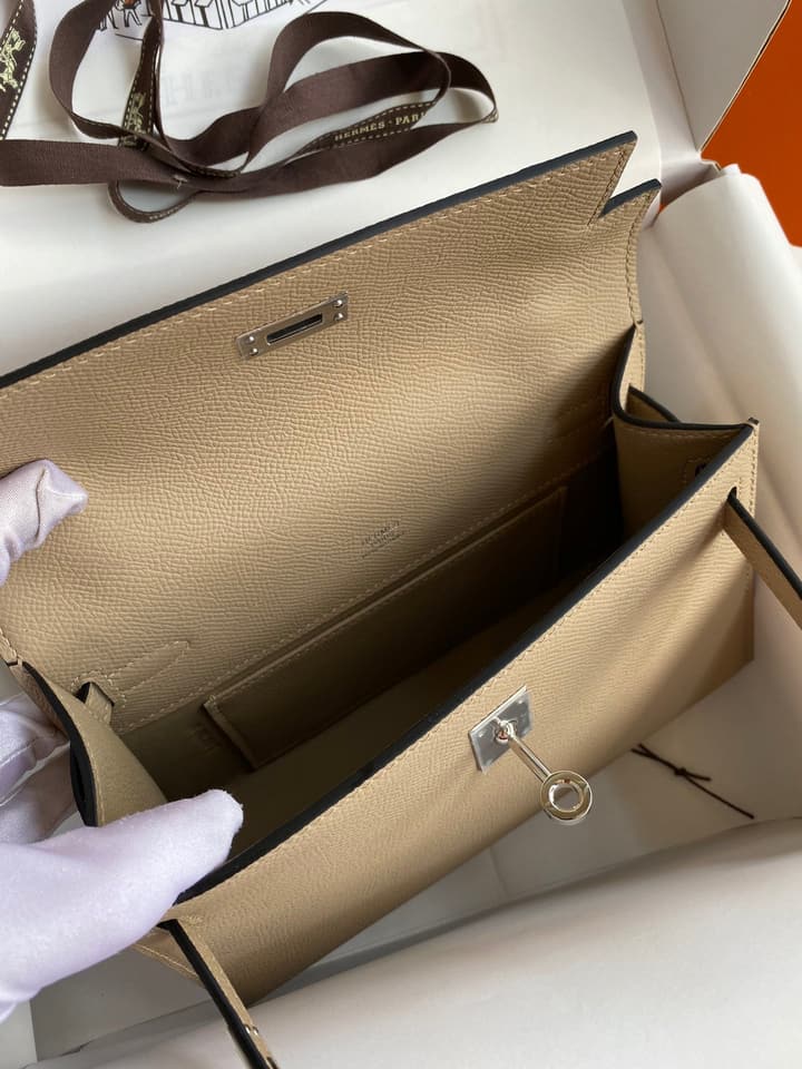 Hermès Kelly Mini Handbag – Trench Coat Grey in Bright Light Beige