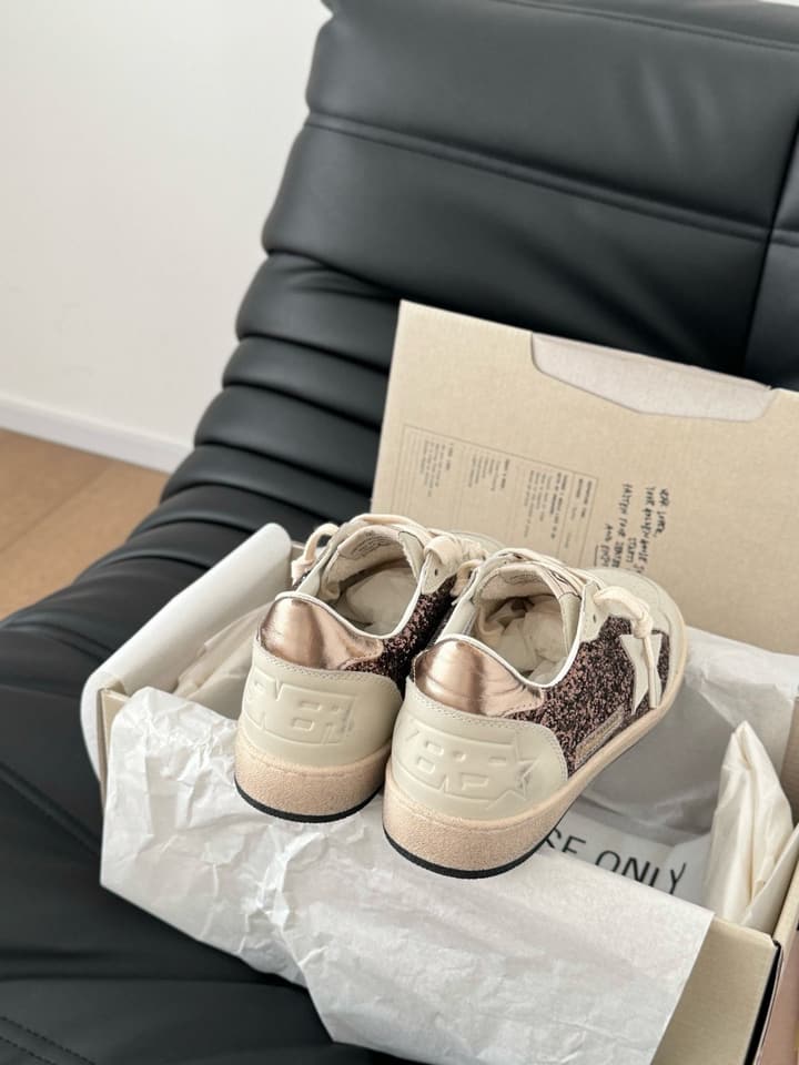 Golden Goose Distressed Graffiti Sneakers – 2024 Collection in Burgundy And White
