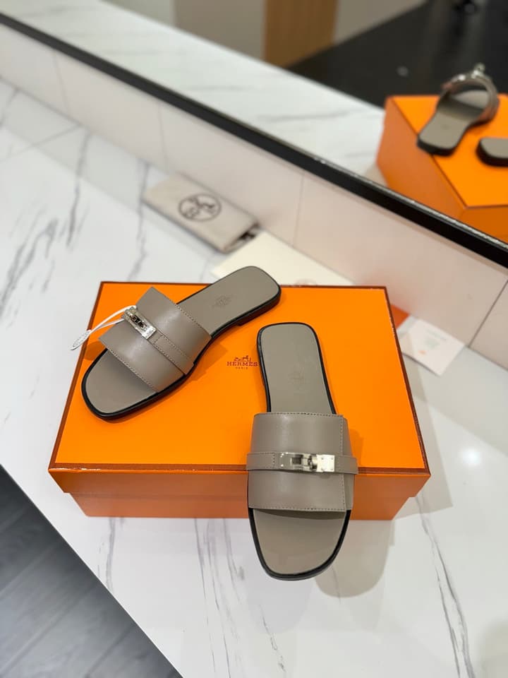 Hermès Classic Timeless Leather Sandals in Black