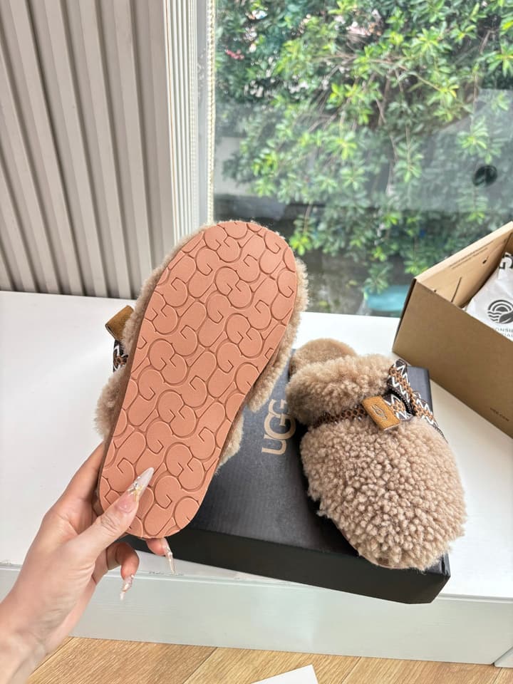 UGG Autumn/Winter Wool Slippers in Creamy White