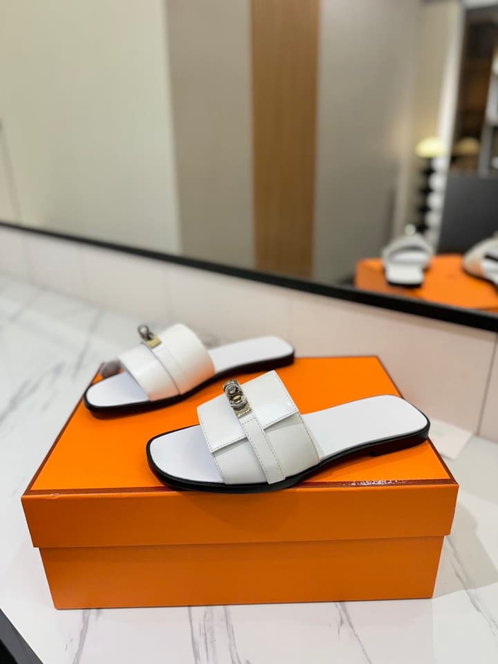 Hermès Classic Timeless Leather Sandals in Black