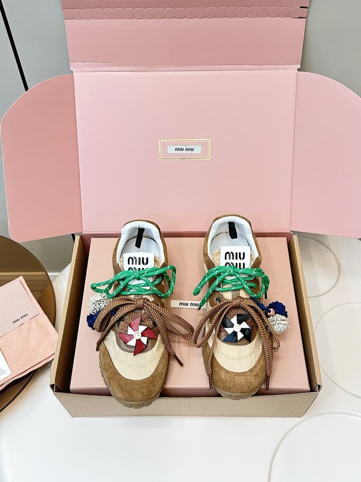 Miu Miu German Training Casual Shoes – 25SS Spring/Summer Runway Collection in Caramel Tan & Emerald Green Ribbons