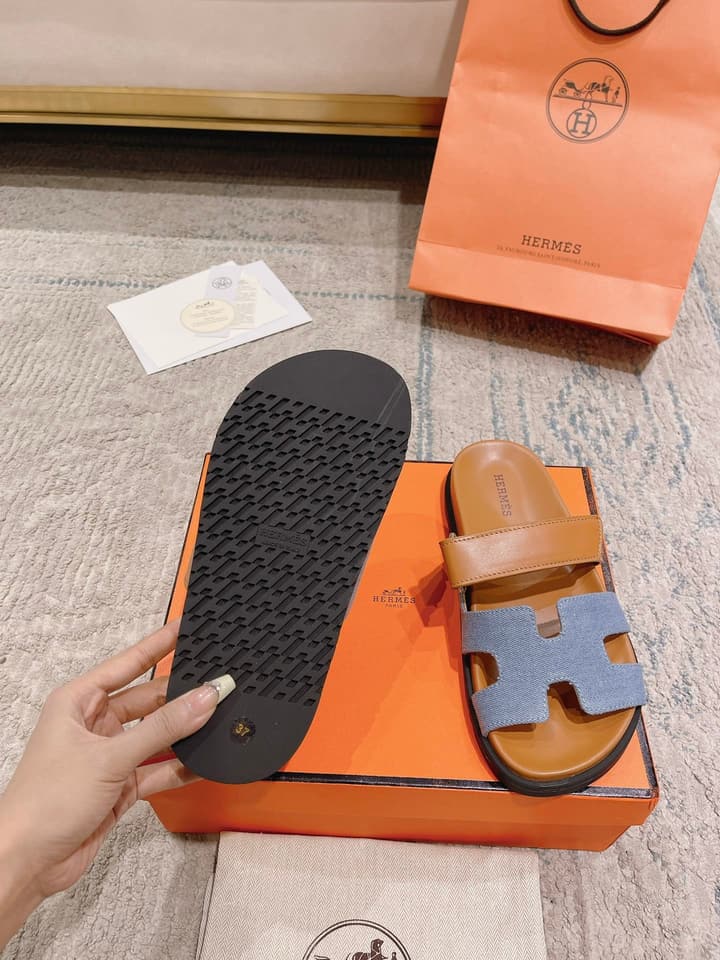 Hermès Chypre Leather Slides – 2023SS in Emerald Green & Textured Beige