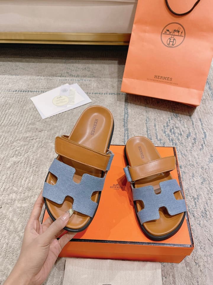 Hermès Chypre Leather Slides – 2023SS in Emerald Green & Textured Beige