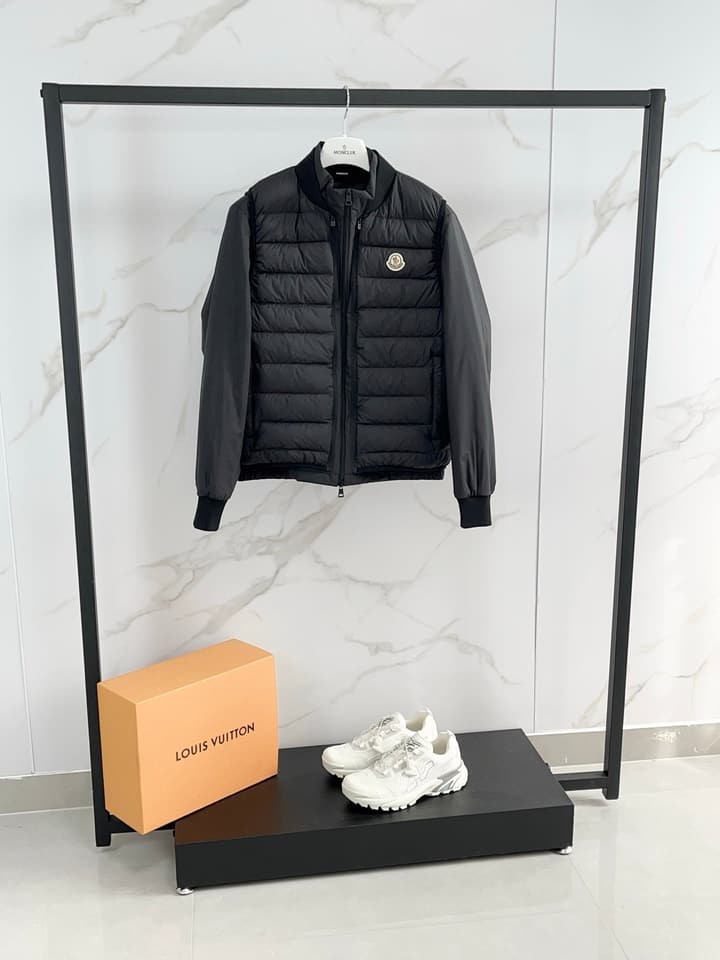 Moncler 2025 Designer Puffer Jacket – 2025 Collection in Black Quilted Jacket