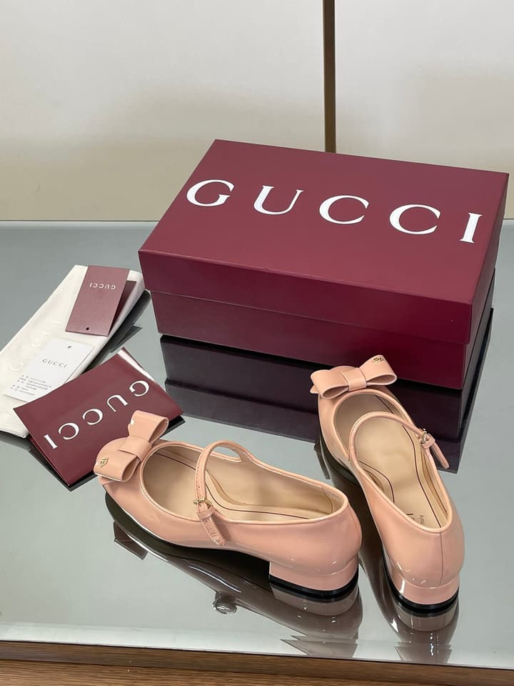 Gucci Bow Detail Mary Jane Ballerina Flats – 2025 Early Autumn Collection in Deep Red Patent Leather