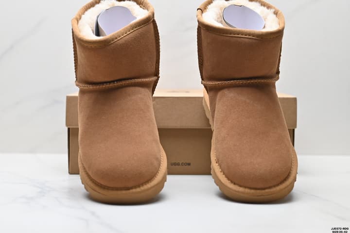 UGG Classic Ultra Mini Platform Snow Boots in Chestnut