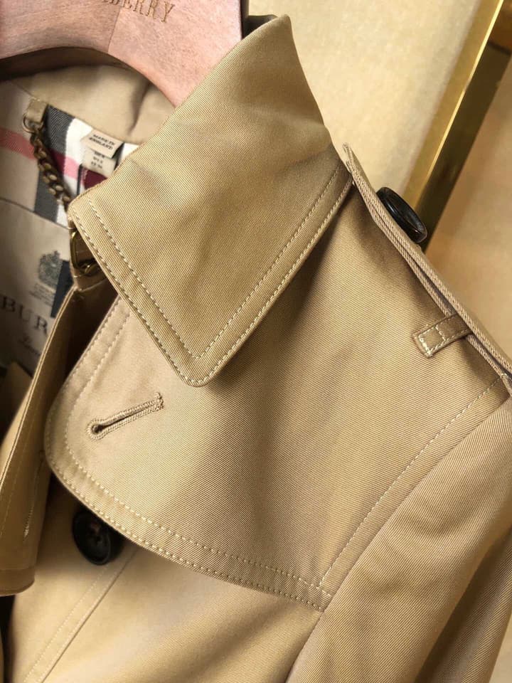 Burberry Sandringham Mid-Length Trench Coat