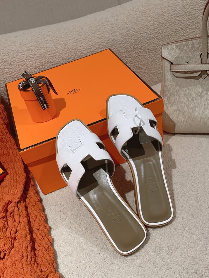 Hermès Oasis H Flat Sandals in Taupe Strap