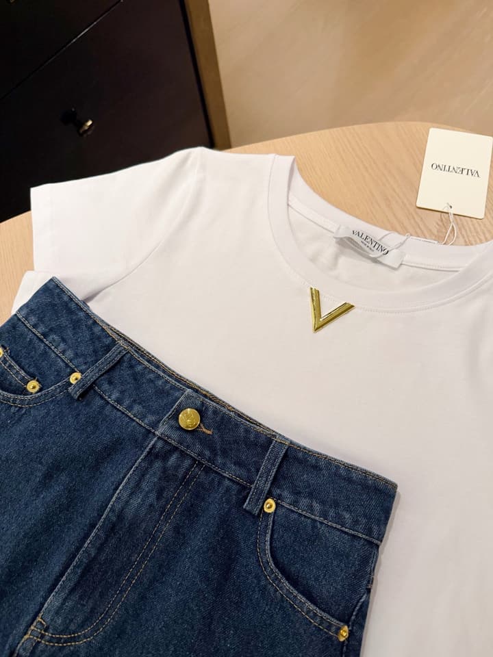 Valentino Hand-Stitched V-Logo Crewneck T-Shirt in Black