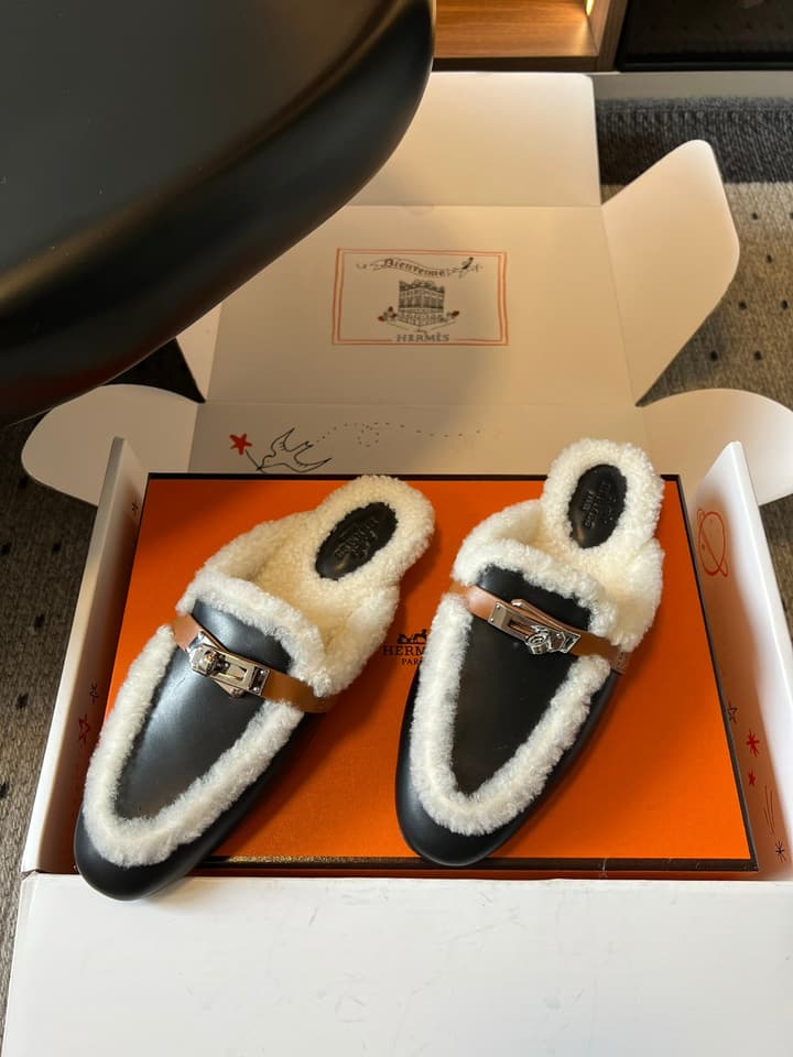 Hermès Leather Mules – 25FW in Black With White Fur