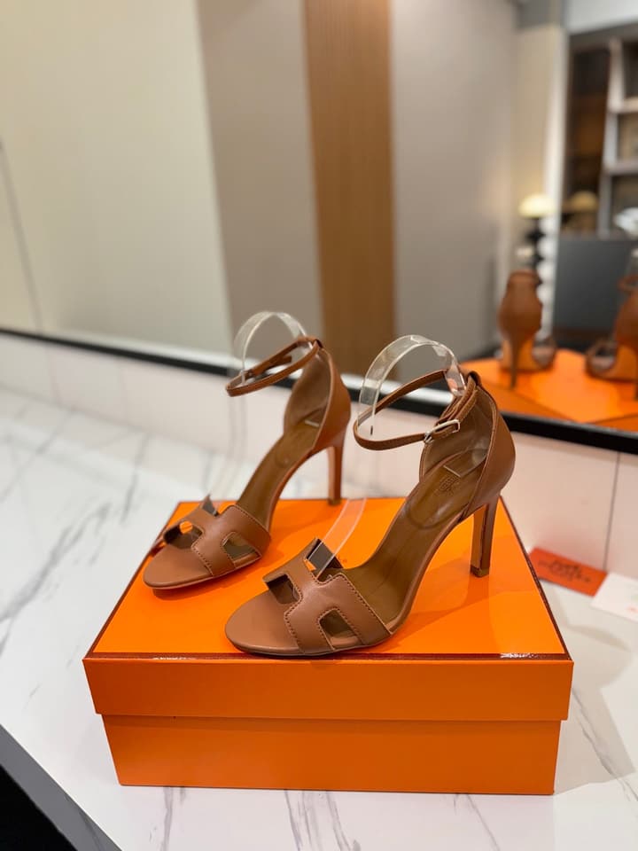Hermès Classic Smooth Cowhide Pumps – 9cm in Caramel Brown