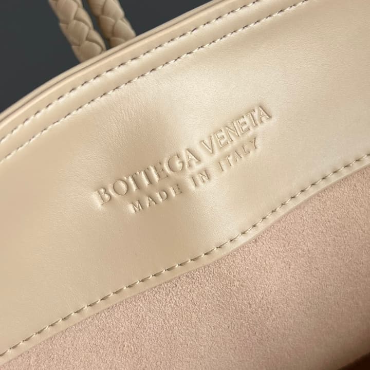 Bottega Veneta Liberta Bucket Bag – 25SS in Black