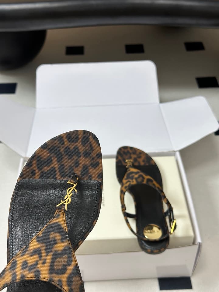 Saint Laurent Classic YSL Logo Flat Sandals – Spring/Summer Collection – 26S in Black
