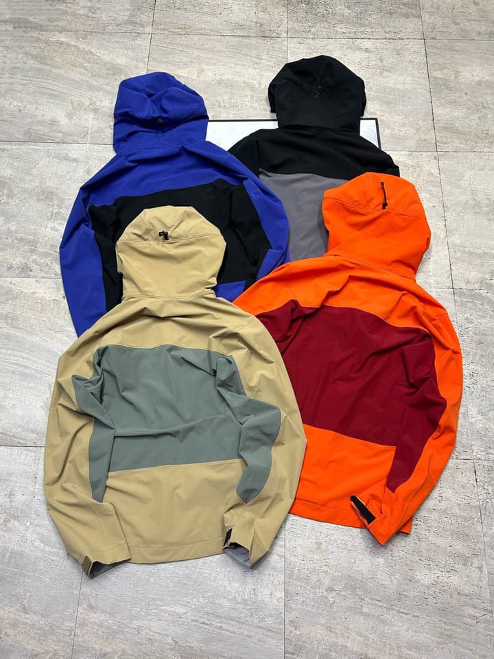 Arc'teryx SERRATUS Hoody Softshell Jacket in Black