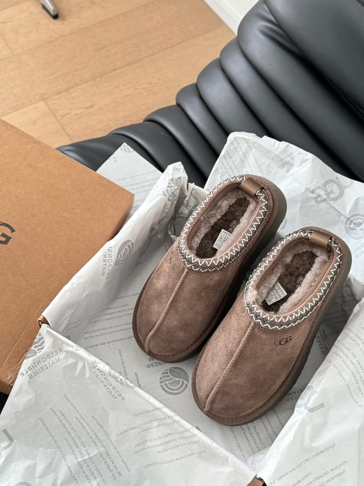 UGG Sheepskin Snow Boots – Autumn/Winter Essential in Dark Grey Suede