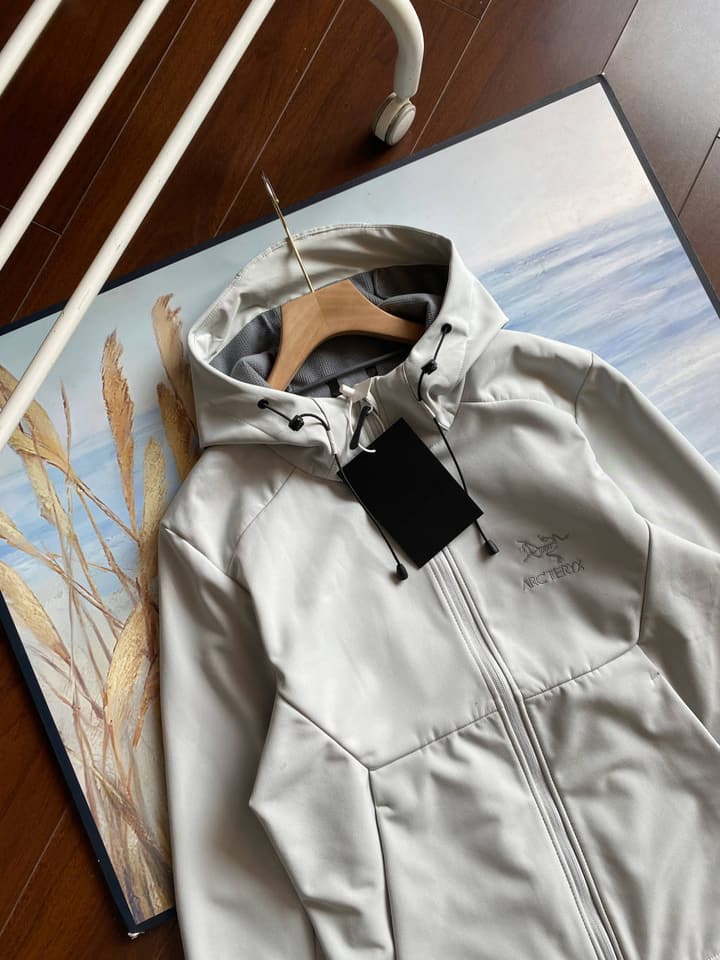Arc'teryx Isogon Hooded Softshell Jacket in Military Green