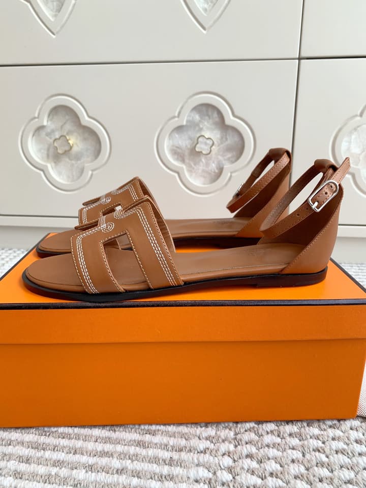 Hermès Santorini Classic H Flat Sandals in Taupe