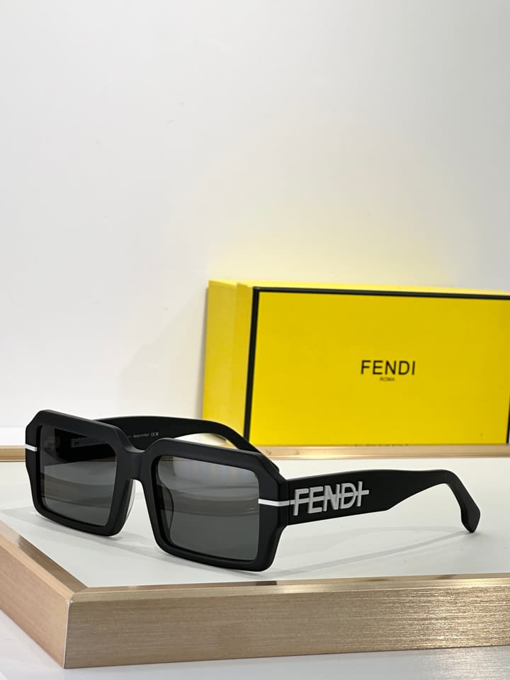 Fendi FE40073U Sunglasses