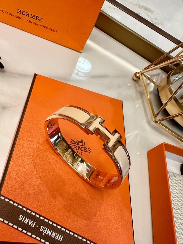 Hermès H-Letter Oval Enamel Bracelet in Gold H Logo Creamy Beige Band