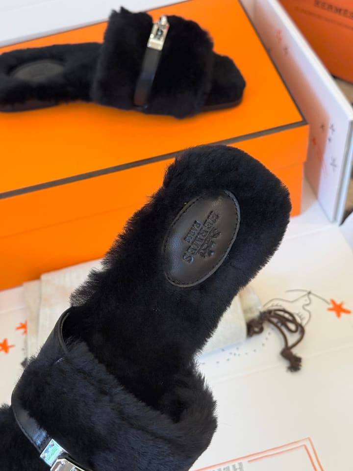Hermès Kelly Buckle Fur Slippers – 25FW in Cognac Two-tone Plush