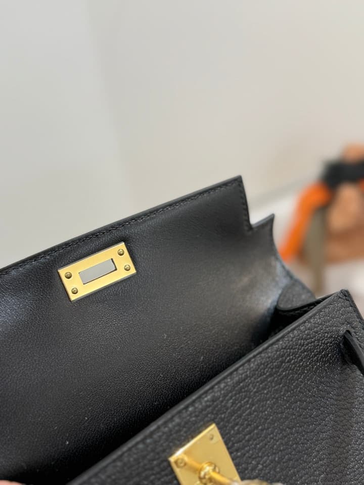 Hermès Mini Kelly 19 Bag in Black With Gold Hardware