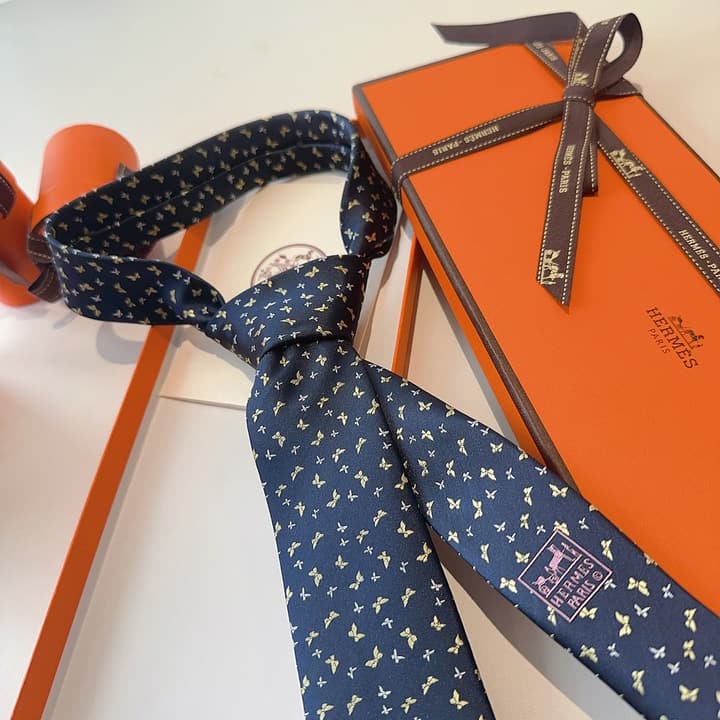 Hermès Animal Series Men's Silk Tie in Blue With Pink Pattern