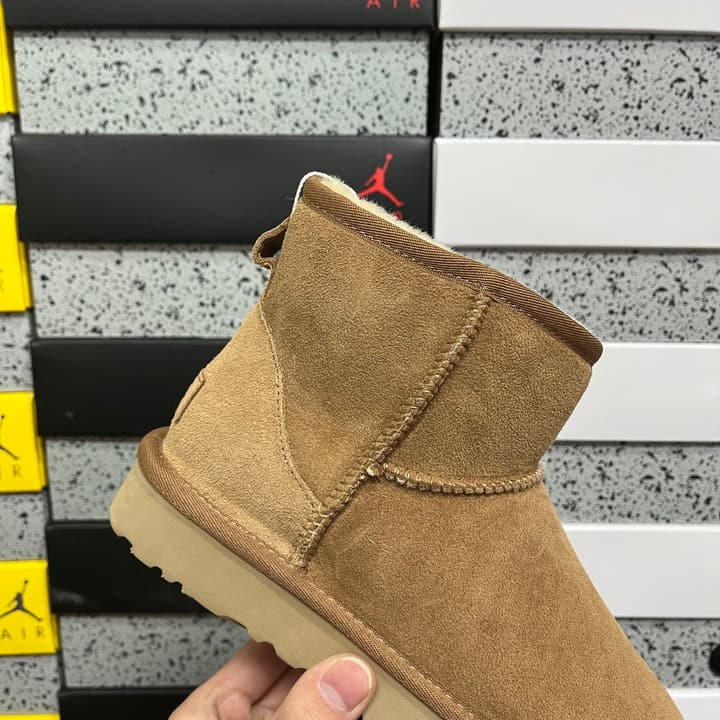 UGG Thick-Soled Low-Cut Fur-Lined Snow Boots in All Black Mini