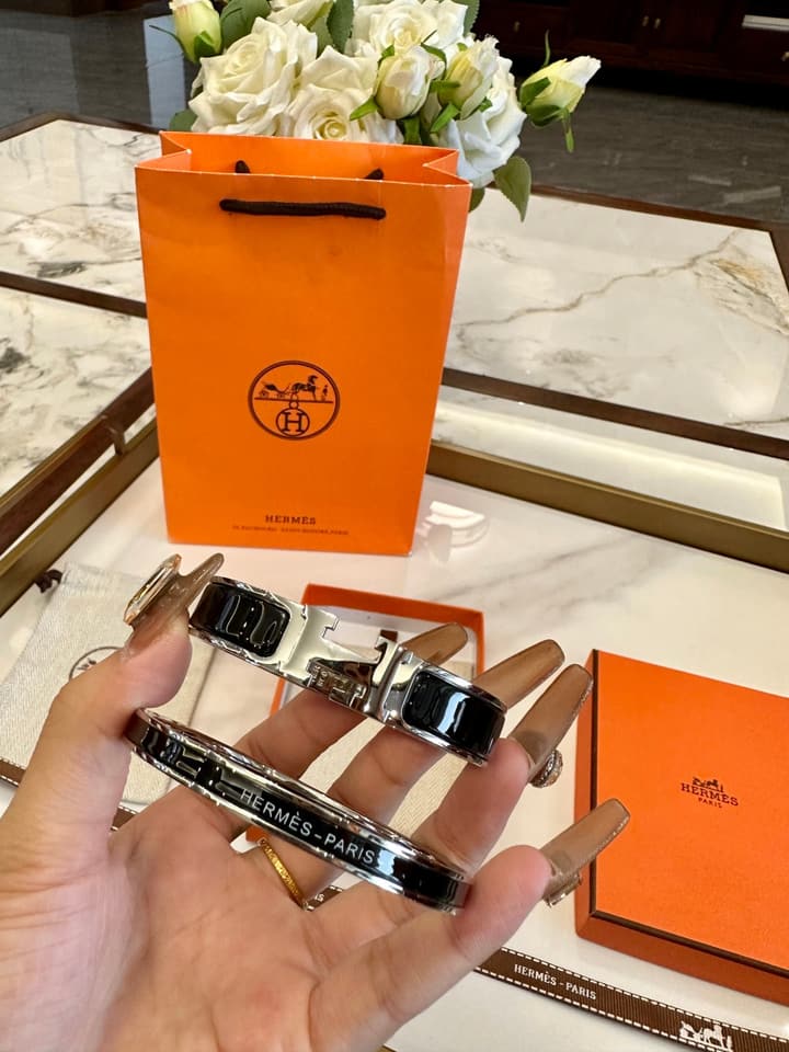 Hermès H-Letter Oval Enamel Bracelet