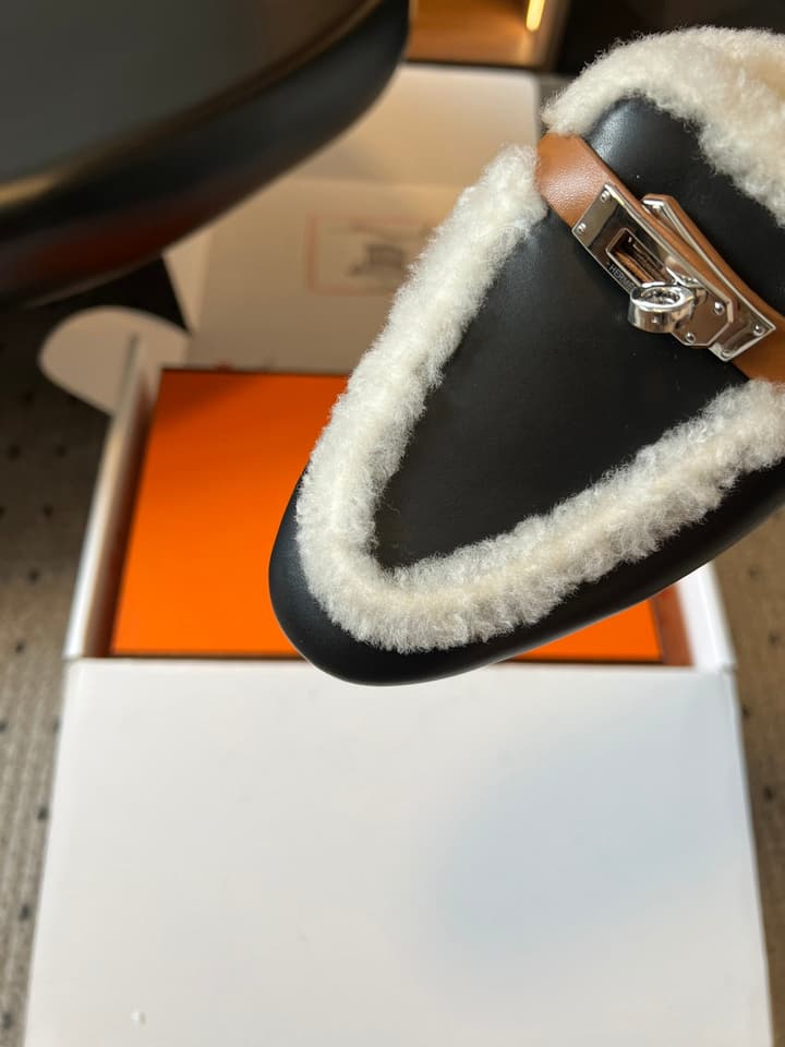 Hermès Leather Mules – 25FW in Black With White Fur