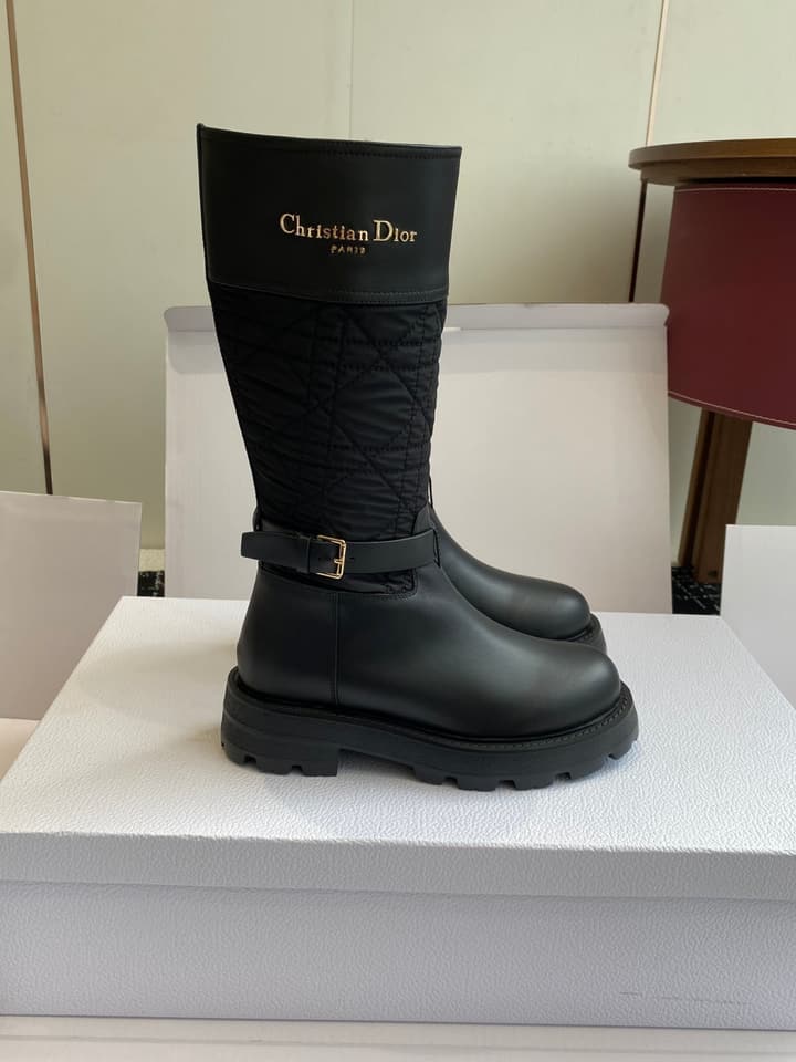 Dior CD D-Major Embroidered Graffiti Knee-High Boots – 2025FW