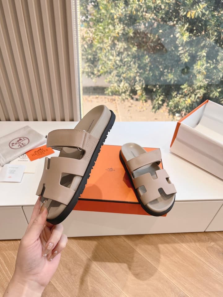 Hermès Pig Nose Thong Sandals – 2024 Spring/Summer Collection in Black