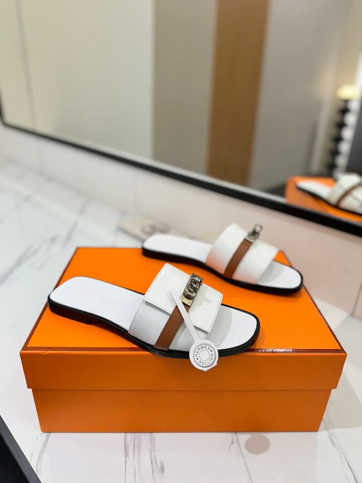 Hermès Classic Timeless Leather Sandals in Black