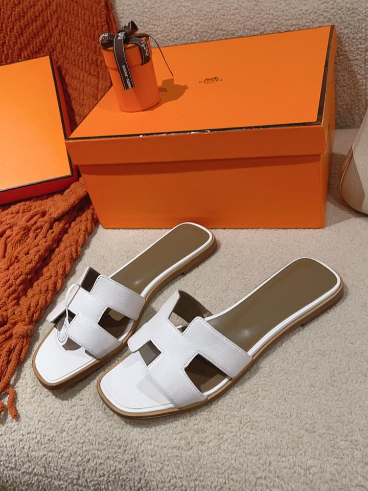 Hermès Oasis H Flat Sandals in Taupe Strap