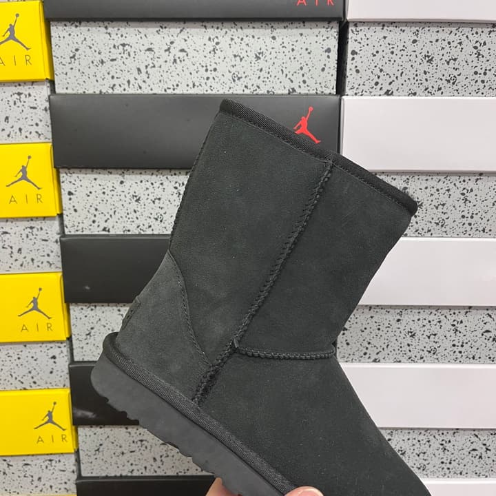 UGG Thick-Soled Low-Cut Fur-Lined Snow Boots in All Black Mini
