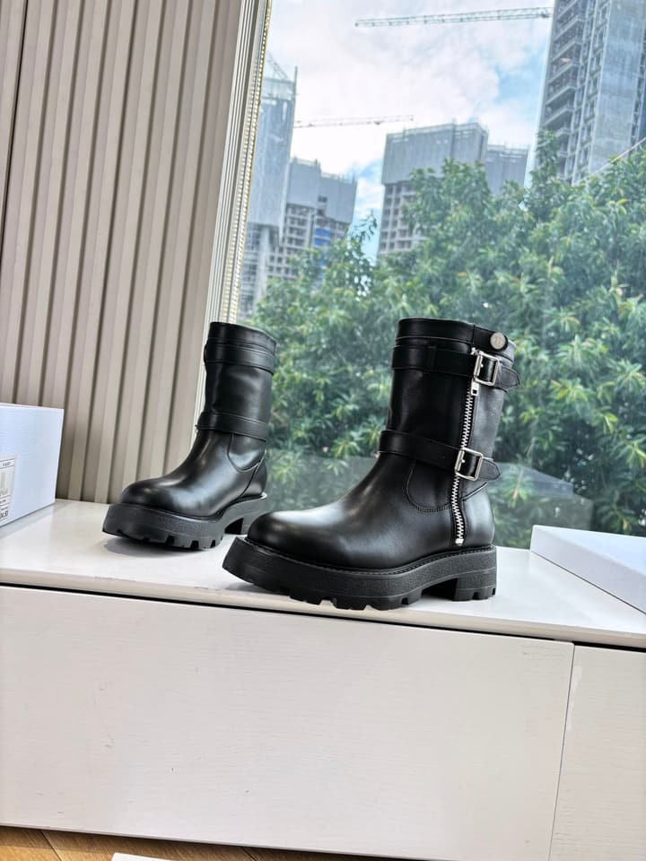 Dior D-Major Embroidered Graffiti Knee-High Boots – 2025 Autumn/Winter Collection
