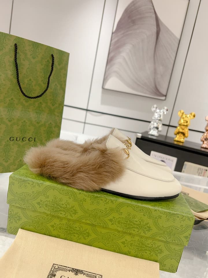Gucci Toscana Wool Loafers – Autumn/Winter Must-Have in Black Leather With Tan Fur
