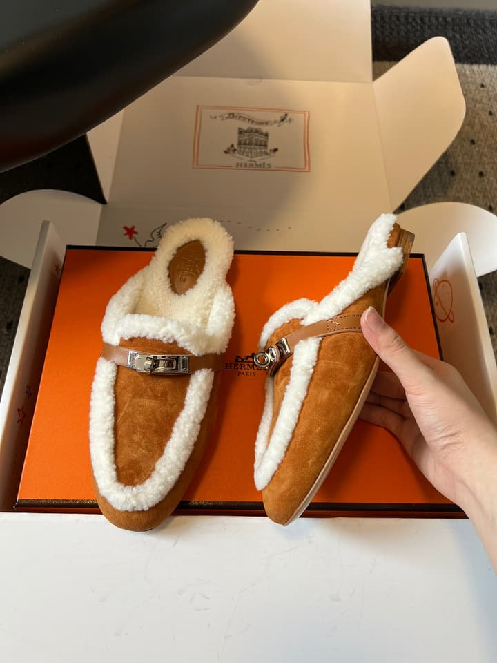 Hermès Leather Mules – 25FW in Black With White Fur
