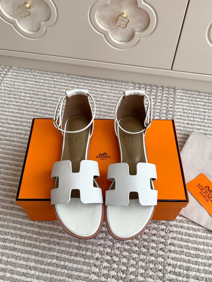 Hermès Santorini Classic H Flat Sandals in Taupe