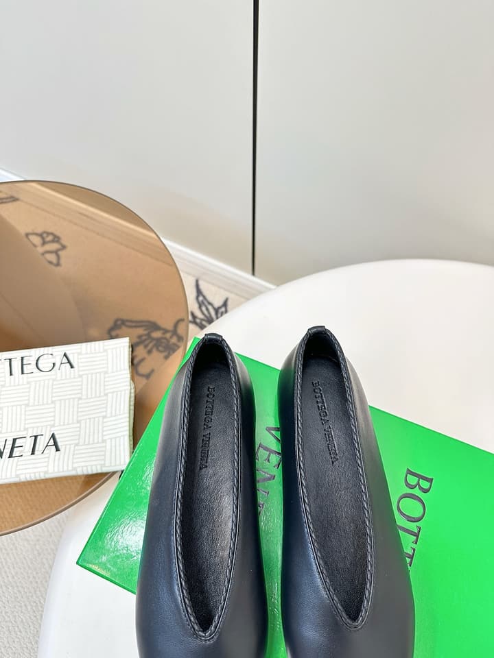 Bottega Veneta Woven Flats – 2025 Collection in Black