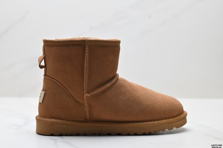 UGG Classic Ultra Mini Platform Snow Boots in Chestnut