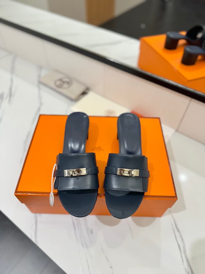 Hermès Classic Smooth Cowhide Heeled Sandals in Beige