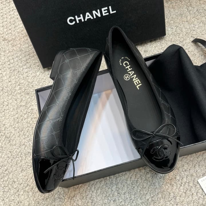 Chanel Classic Round-Toe Ballet Flats – Spring/Summer Collection – 25SS in Burgundy