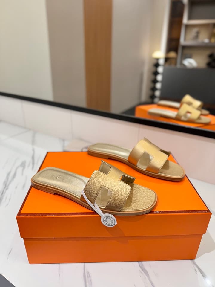 Hermès Classic H Palm Grain Leather Sandals in Black