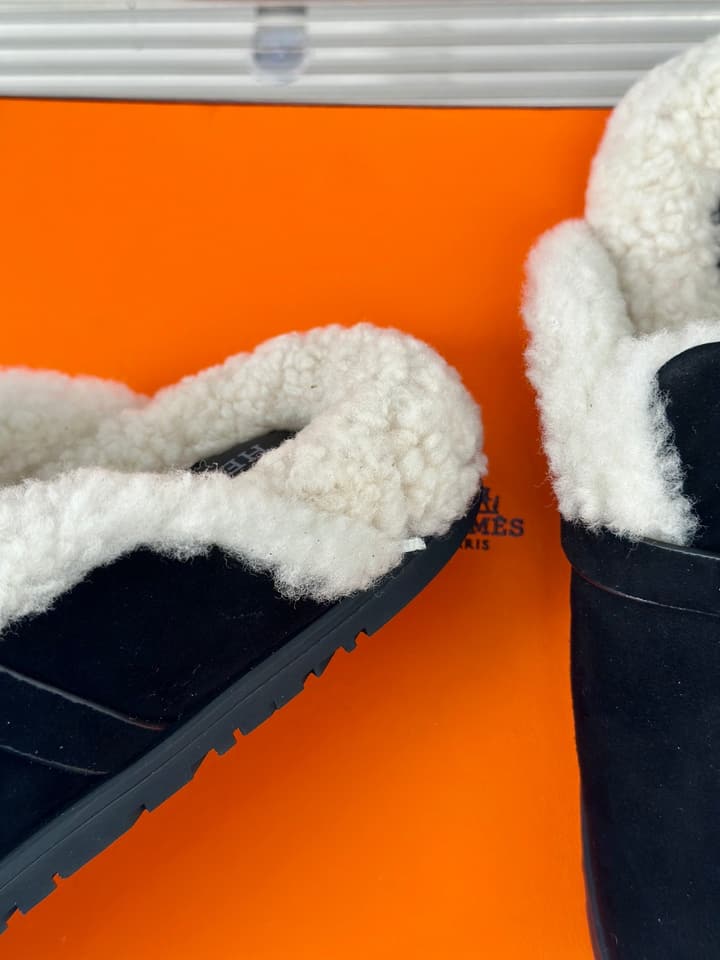 Hermès Kelly Buckle Furry Slippers – Autumn/Winter Collection in Black Suede With White Fur