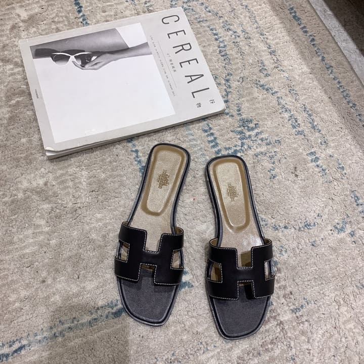 Hermès Oasis H Flat Sandals in Taupe Strap