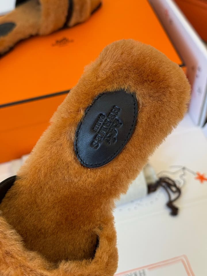 Hermès Kelly Buckle Fur Slippers – 25FW in Cognac Two-tone Plush