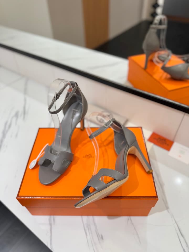 Hermès Classic Smooth Cowhide Pumps – 9cm in Caramel Brown