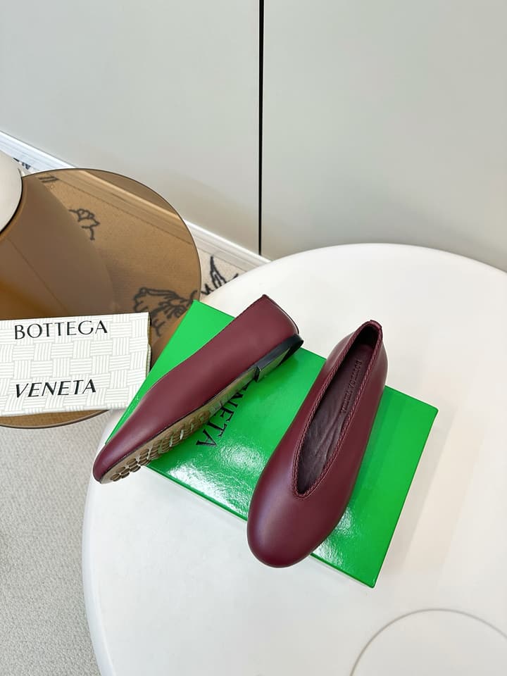 Bottega Veneta Woven Flats – 2025 Collection in Black