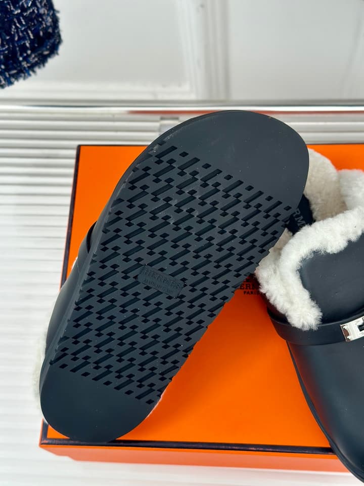 Hermès Kelly Buckle Furry Slippers – Autumn/Winter Collection in Black Suede With White Fur